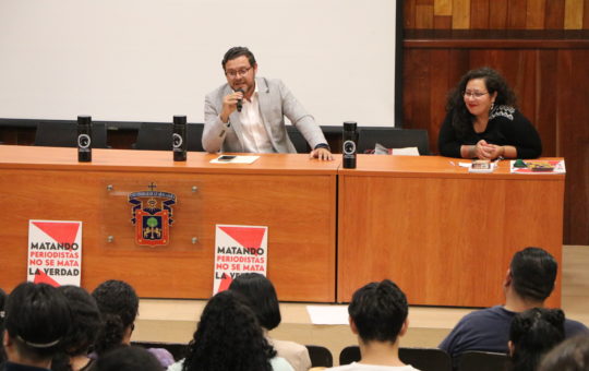 Jade Ramírez y Julio Silva, ambos ganadores en diferentes ocasiones del Premio Jalisco de Periodismo, estuvieron en este Sur de Jalisco para platicar con estudiantes y profesores acerca de la importancia de la aplicación de protocolos de autoprotección ante el riesgo latente y constante que enfrentan los profesionales de la información.