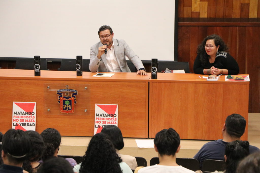 Jade Ramírez y Julio Silva, ambos ganadores en diferentes ocasiones del Premio Jalisco de Periodismo, estuvieron en este Sur de Jalisco para platicar con estudiantes y profesores acerca de la importancia de la aplicación de protocolos de autoprotección ante el riesgo latente y constante que enfrentan los profesionales de la información.