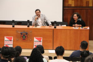 Jade Ramírez y Julio Silva, ambos ganadores en diferentes ocasiones del Premio Jalisco de Periodismo, estuvieron en este Sur de Jalisco para platicar con estudiantes y profesores acerca de la importancia de la aplicación de protocolos de autoprotección ante el riesgo latente y constante que enfrentan los profesionales de la información.